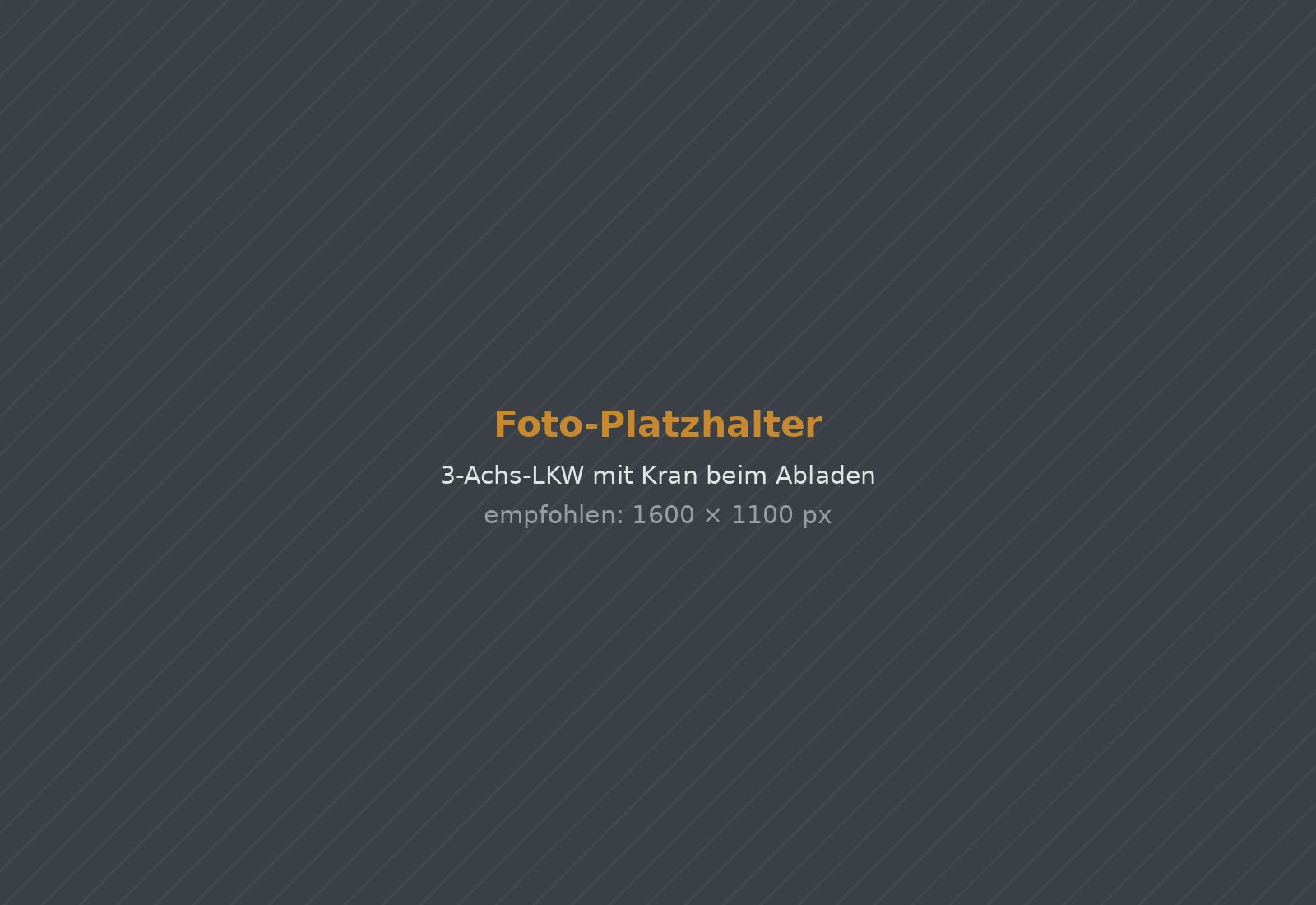3-Achs-LKW mit Kran beim Abladen